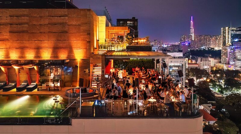 Không gian Rooftop Beer thường ưu tiên bố trí mở, hạn chế vách ngăn, kết hợp lan can kính hoặc kim loại nhằm đảm bảo an toàn nhưng vẫn giữ được tầm nhìn rộng