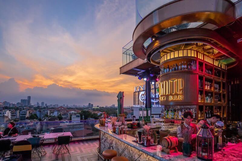 Phong cách Rooftop Beer chú trọng hệ thống chiếu sáng ấn tượng với đèn LED, đèn dây và ánh sáng trang trí, tạo bầu không khí sôi động khi đêm xuống