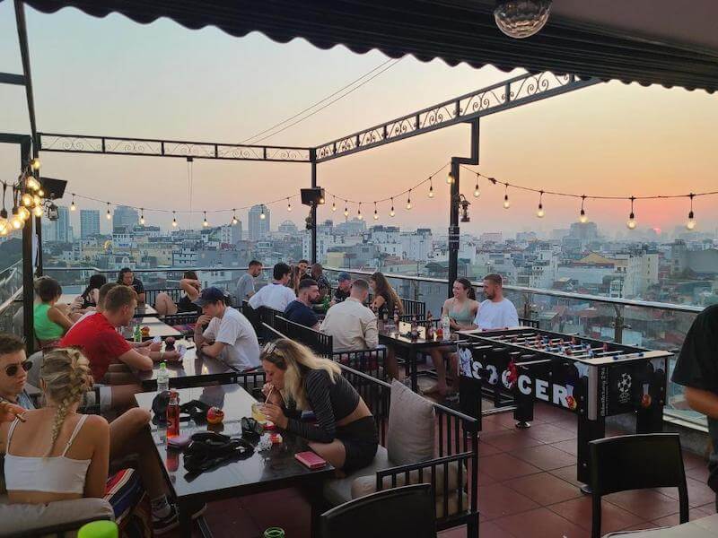 Nội thất trong Rooftop Beer ưu tiên vật liệu nhẹ, bền như kim loại, gỗ và nhựa giả mây, phù hợp điều kiện thời tiết ngoài trời và dễ di chuyển linh hoạt