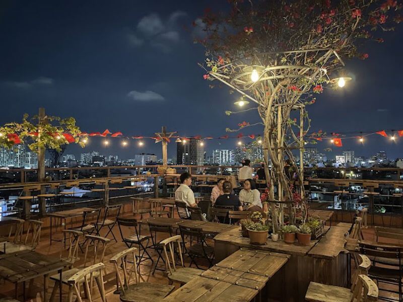 Không gian Rooftop Beer thường chia thành nhiều khu vực như bàn nhóm, khu chill sofa và khu đứng, đáp ứng đa dạng nhu cầu tụ tập của khách hàng