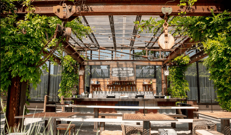 Việc bố trí quầy bar và bếp trong quán bia ngoài trời cần ưu tiên luồng vận hành, thuận tiện phục vụ, hạn chế ám mùi, tối ưu tốc độ ra món