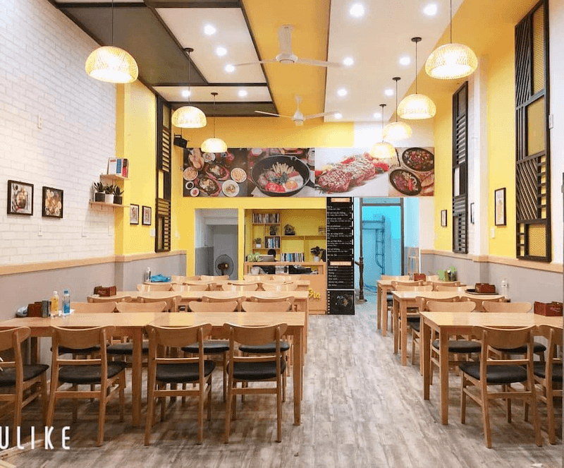 Mô hình quán bò bít tết Việt Nam nổi bật với phong cách bình dân, phục vụ nhanh, chảo gang nóng đặc trưng, không gian đơn giản, phù hợp học sinh, sinh viên và gia đình