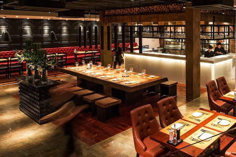 Mô hình nhà hàng Steakhouse Âu/Mỹ nổi bật với không gian sang trọng, ánh sáng trầm ấm, ghế da êm ái, tủ rượu vang và bầu không khí lãng mạn, riêng tư
