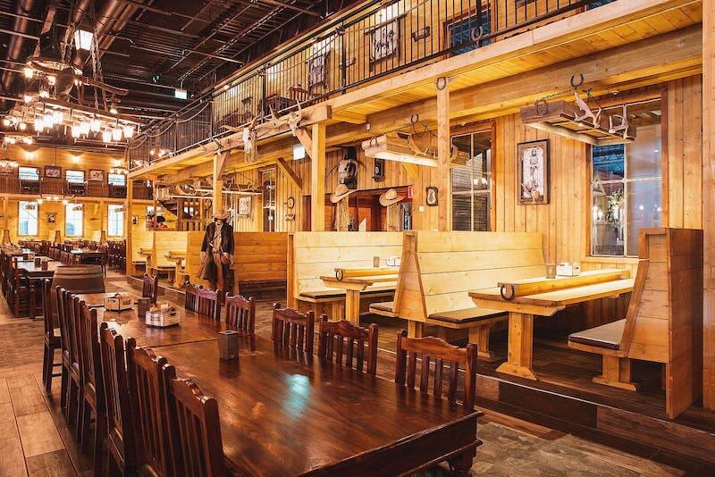 Những chi tiết trang trí như móng ngựa, gạc hươu và đèn chùm tạo nên bầu không khí miền Viễn Tây sống động, mang lại trải nghiệm ẩm thực độc đáo cho thực khách