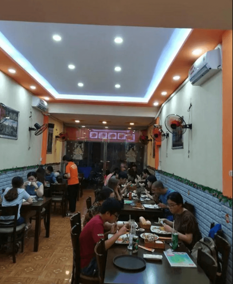 Không gian quán bò bít tết được thiết kế đơn giản và thực dụng, với cách bố trí bàn ghế sát tường giúp tối ưu diện tích và phục vụ nhiều khách cùng lúc