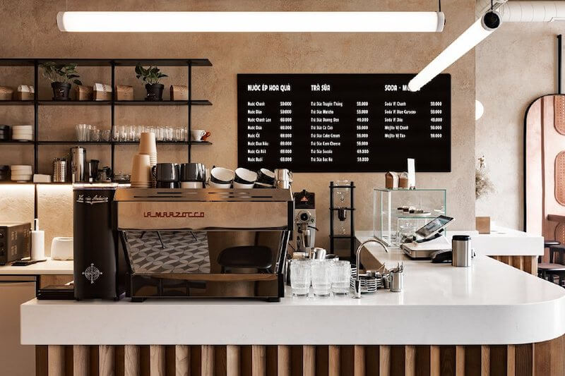 Quầy bar và thu ngân nên đặt gần cửa ra vào hoặc khu trung tâm phía trước quán để khách dễ nhìn thấy ngay khi bước vào