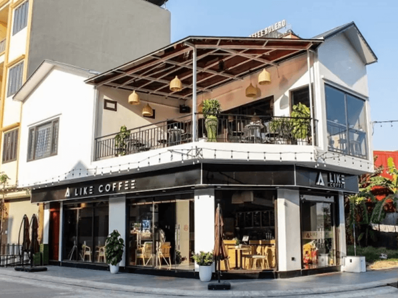 Quán cafe kết hợp hài hòa phong cách hiện đại tối giản ở tầng trệt với không gian sân thượng thoáng đãng, tận dụng tối đa ánh sáng tự nhiên