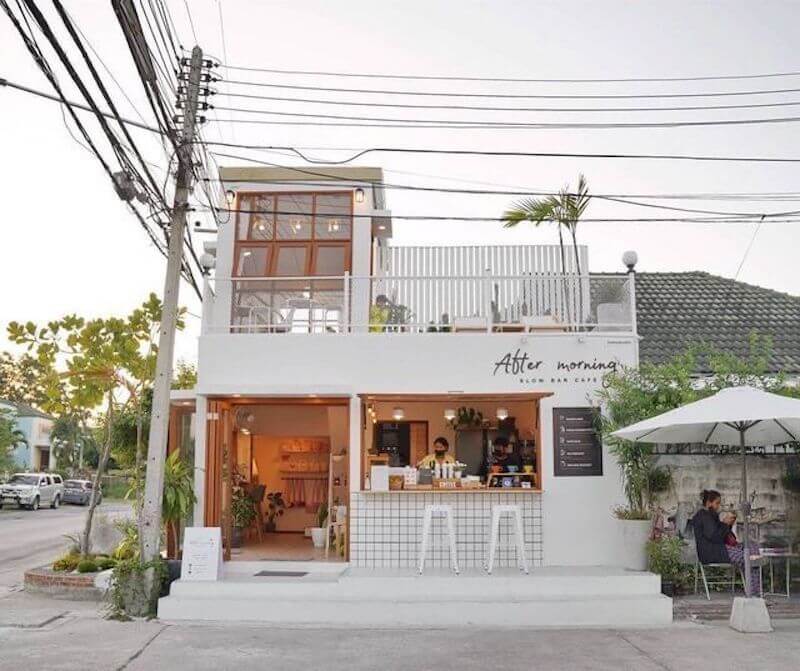 Thiết kế thông minh tận dụng sân thượng thoáng đãng cùng quầy bar mở phía trước giúp tối ưu diện tích, mang đến cảm giác gần gũi và cực kỳ chill