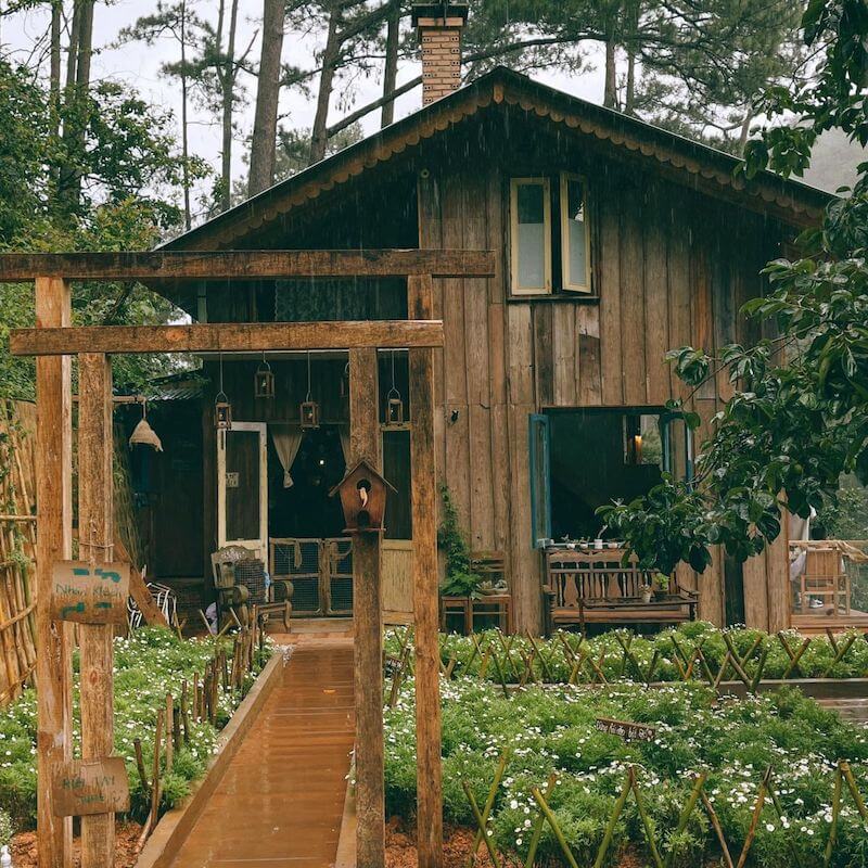 Kiến trúc nhà gỗ mái chữ A tạo cảm giác ấm cúng, gần gũi thiên nhiên, gợi hình ảnh đặc trưng Đà Lạt và rất thu hút khách check-in