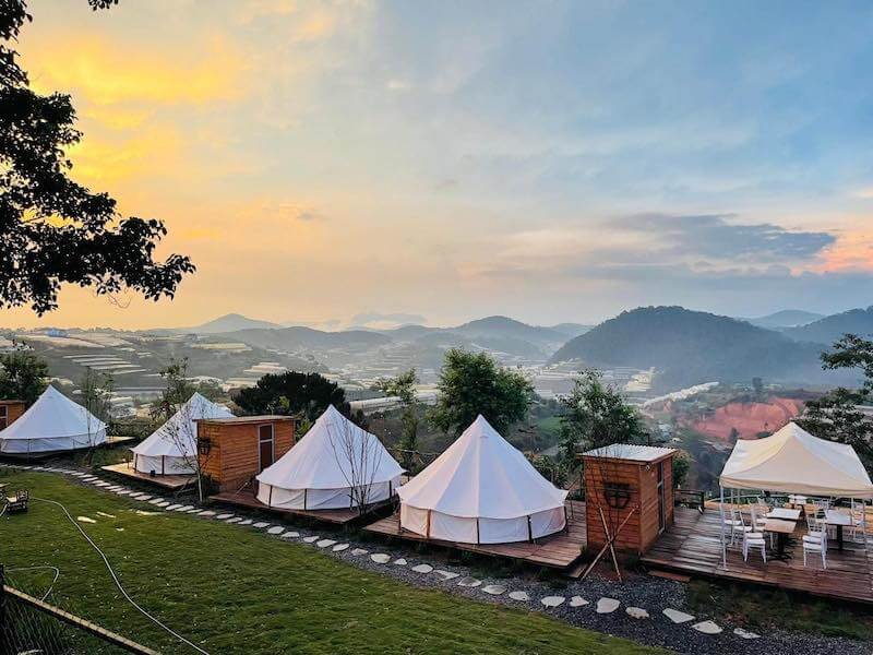 Không gian quán được thiết kế như một khu cắm trại thu nhỏ, với nền sỏi tự nhiên, lều vải và ánh đèn dây tạo cảm giác chill