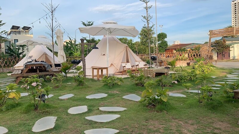 Cây xanh được bố trí xen kẽ cùng lối đi rải sỏi, giúp không gian trở nên tự nhiên và mang lại cảm giác gần gũi với thiên nhiên