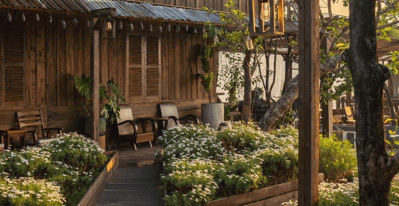Nội thất được lựa chọn theo phong cách xưa cũ, với bàn ghế gỗ đơn giản, bề mặt giữ nguyên vân và dấu vết thời gian tự nhiên