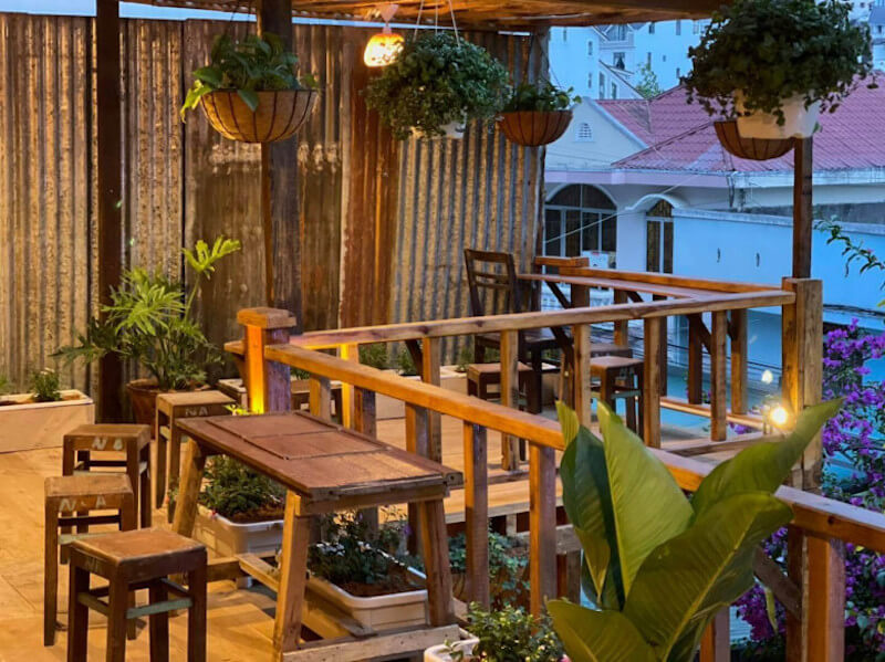 Không gian được thiết kế mở vừa đủ, kết hợp cây xanh nhẹ nhàng để cân bằng giữa cảm giác cũ kỹ và sự dễ chịu