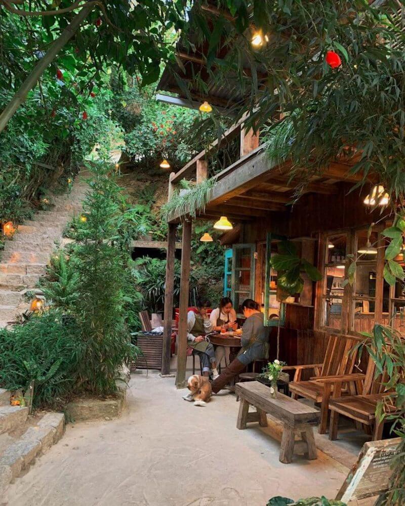 Màu sắc tổng thể thường là nâu, be, vàng nhạt hoặc xanh rêu, tạo cảm giác trầm ấm và dễ chịu cho khách khi ngồi lâu