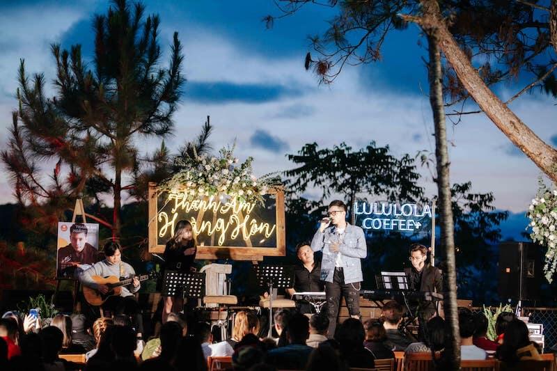 Cây xanh được bố trí xen kẽ xung quanh, vừa tạo cảnh quan vừa giúp âm thanh trở nên “mềm” và dễ chịu hơn