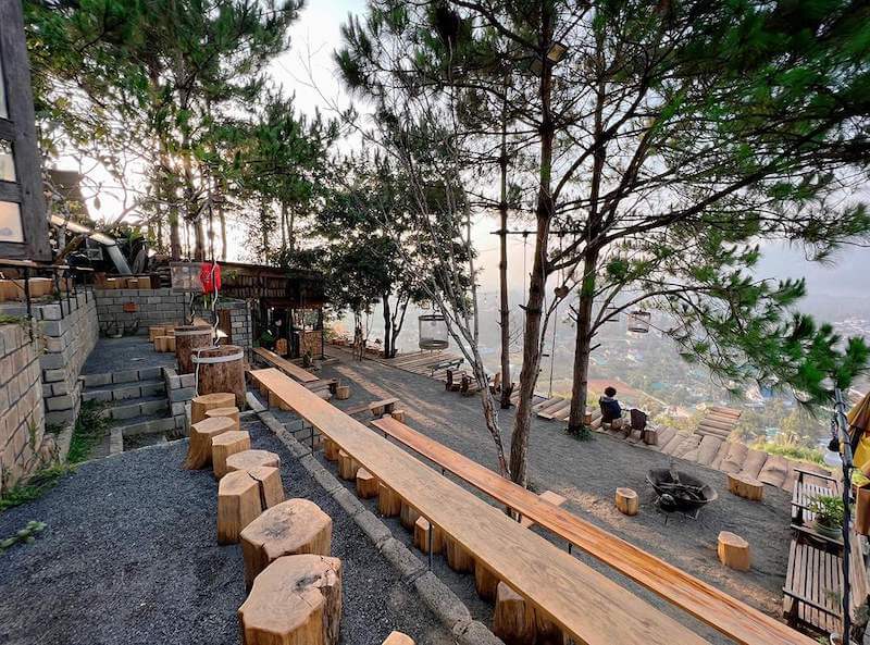 Nền dốc, bậc thang và sỏi đá giúp tái hiện địa hình đồi núi tự nhiên, tạo chiều sâu không gian và mang lại trải nghiệm di chuyển thú vị, chân thật