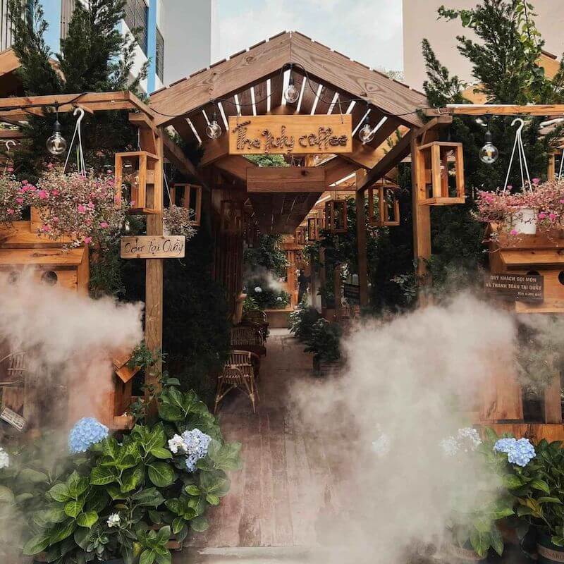 Hệ thống phun sương giúp hạ nhiệt không gian, tạo lớp sương mờ ảo như cao nguyên, từ đó tăng cảm giác se lạnh và trải nghiệm đặc trưng như ở Đà Lạt