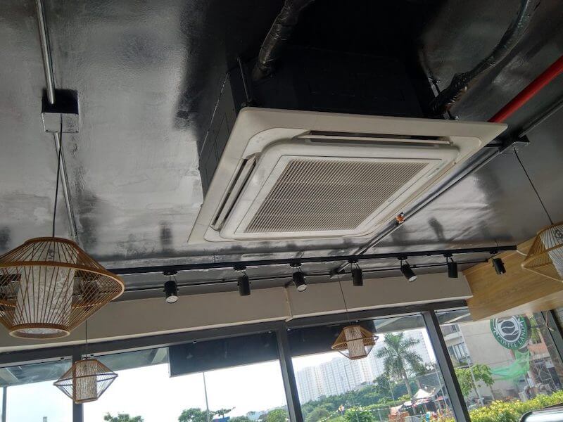 Điều hòa âm trần giúp làm mát đồng đều, giữ thẩm mỹ không gian gọn gàng và tạo cảm giác se lạnh tự nhiên, giống khí hậu Đà Lạt hơn