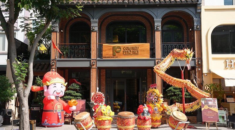Thiết kế quán cơm thố Indochine ưu tiên cửa kính lớn và vật liệu tự nhiên để không gian luôn thoáng sáng, gần gũi và dễ chịu hơn