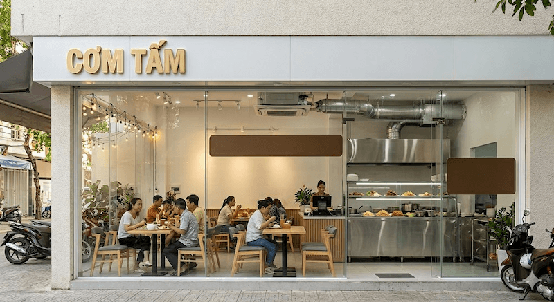  Vách kính mặt tiền giúp không gian cơm tấm luôn sáng thoáng, đồng thời tăng độ nhận diện và tạo cảm giác đông khách, chuyên nghiệp hơn