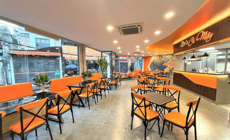 Không gian có máy lạnh giúp khách ăn uống dễ chịu hơn, hạn chế mồ hôi và mùi thức ăn bám lên quần áo trước khi quay lại làm việc