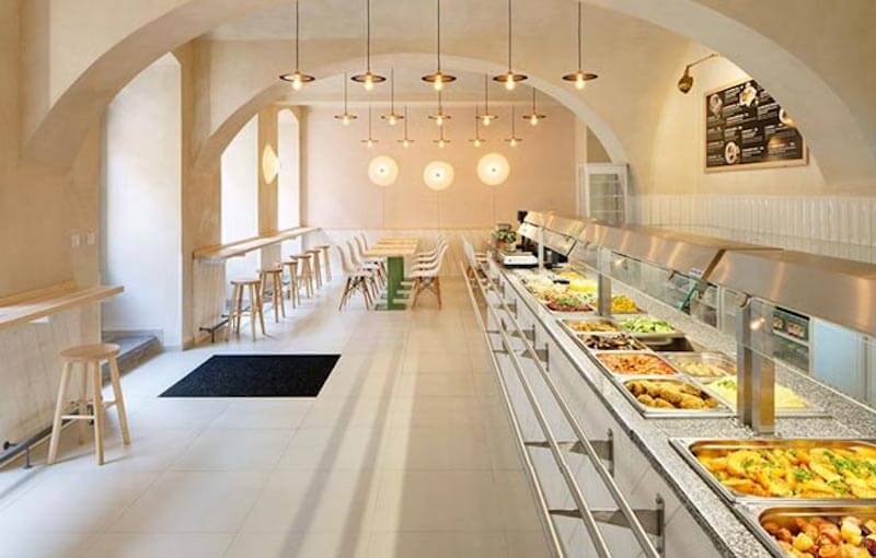 Quầy line tự chọn nên bố trí ngay gần cửa vào nhưng không chắn lối di chuyển, để khách bước vào là có thể lấy khay và chọn món ngay