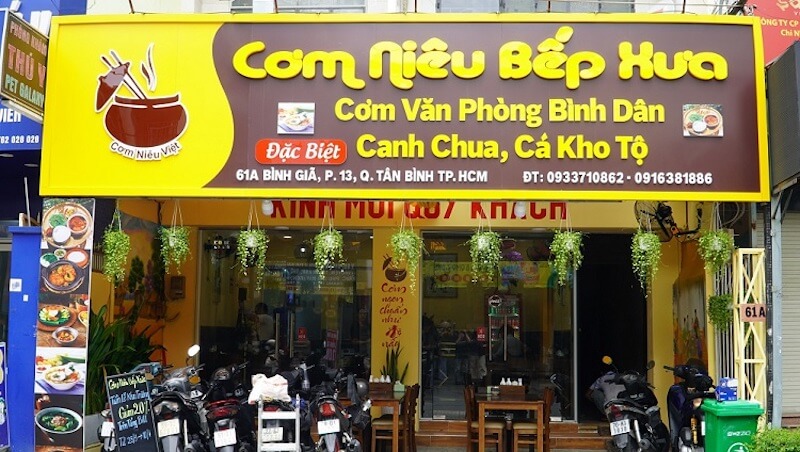 Bảng hiệu cần lớn, chữ dễ đọc và thể hiện ngay món chính như cơm tấm, cơm niêu hay cơm tự chọn để khách đi ngang nhìn là hiểu quán bán gì