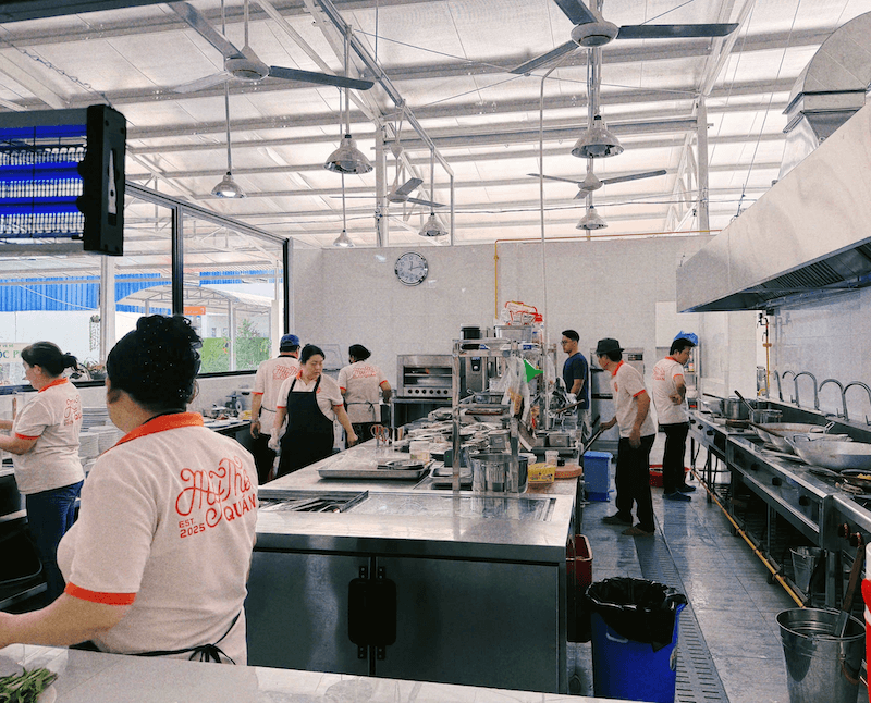 Bếp lộ thiên giúp lan tỏa mùi nước lèo thơm hấp dẫn, thu hút khách đi đường, tăng niềm tin về vệ sinh và tạo trải nghiệm nấu ăn trực quan