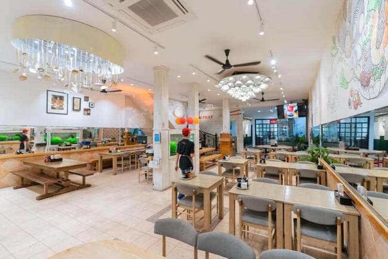 Các chi tiết như đèn trang trí, quạt trần và khu quầy phục vụ được bố trí khoa học, tạo cảm giác chuyên nghiệp nhưng vẫn giữ được sự gần gũi đặc trưng của quán hủ tiếu