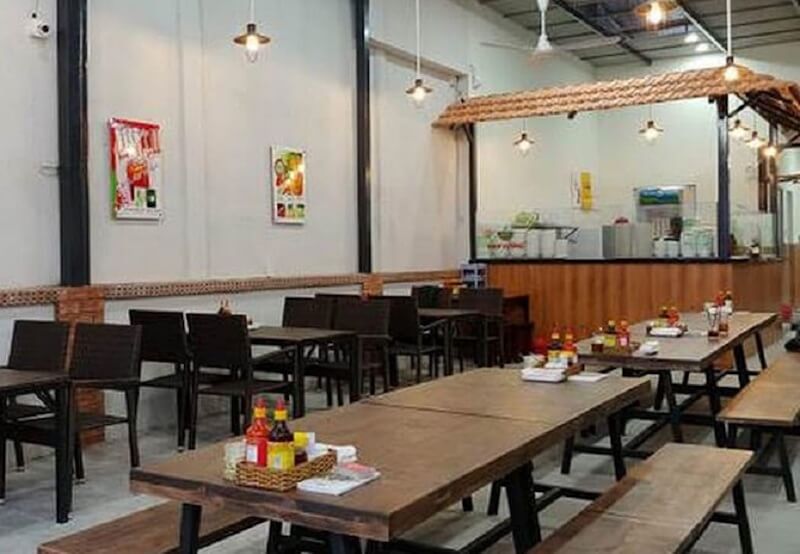 Nội thất bàn ghế gỗ kết hợp khung sắt mang lại cảm giác chắc chắn, bền bỉ và phù hợp với mô hình phục vụ nhanh