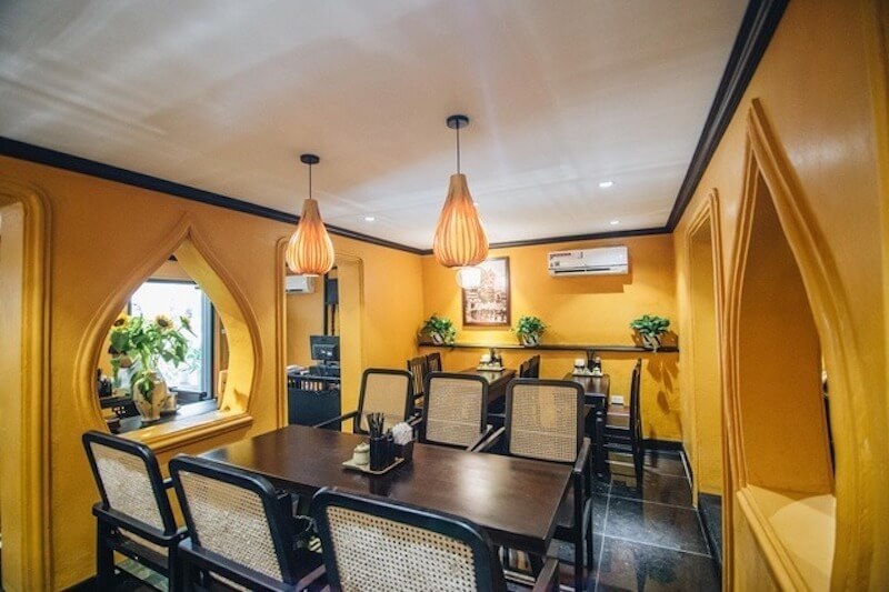 Các chi tiết vòm cong trên tường được xử lý tinh tế, mang lại chiều sâu và điểm nhấn kiến trúc độc đáo