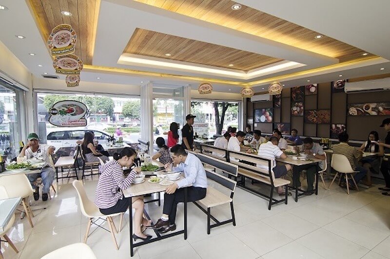 Trần gỗ cùng các chi tiết decor tinh tế góp phần tạo nên một không gian ăn uống vừa thư giãn, vừa có dấu ấn riêng, dễ gây ấn tượng với thực khách