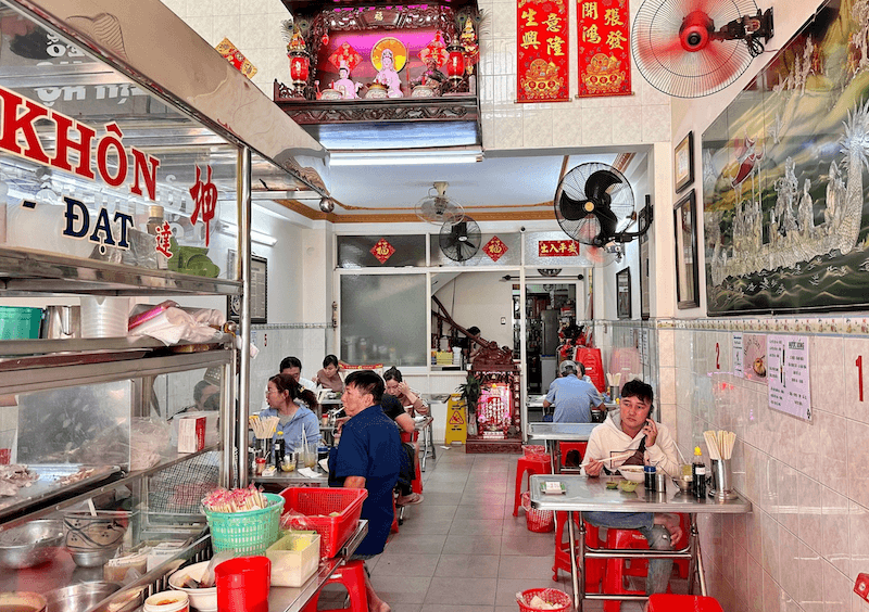 Cần xử lý thông gió và nhiệt để giảm hơi nóng từ bếp, tránh không gian ngột ngạt, giúp quán luôn thoáng mát, sạch sẽ và tạo cảm giác dễ chịu cho thực khách