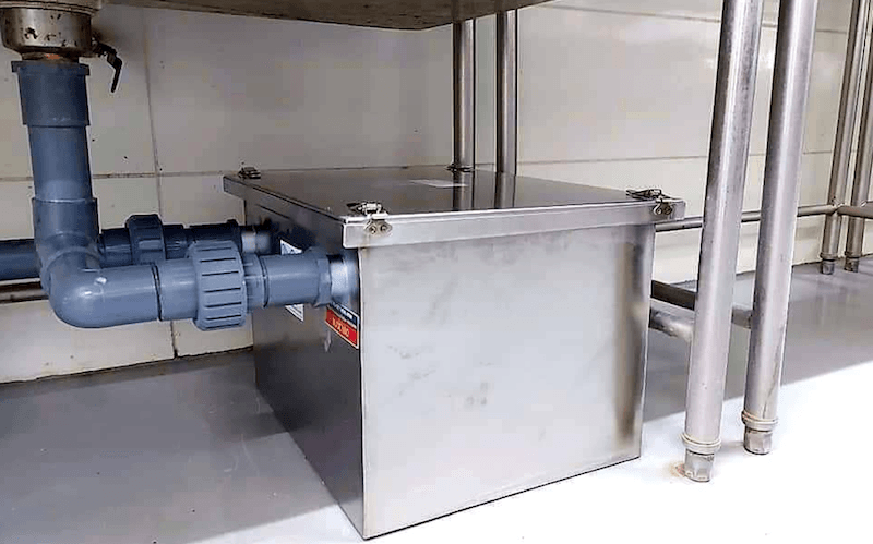Bể tách mỡ giúp giữ lại dầu mỡ và cặn thực phẩm trước khi nước thải vào đường ống, tránh tắc nghẽn, giảm mùi hôi và đảm bảo vệ sinh cho quán