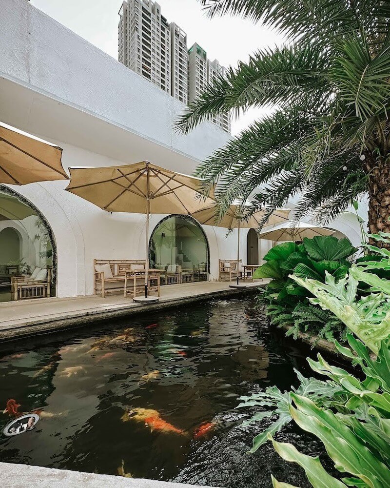 Khoảng cách giữa các bàn được tính toán hợp lý để đảm bảo riêng tư nhưng vẫn giữ được tầm nhìn đẹp hướng ra hồ trung tâm