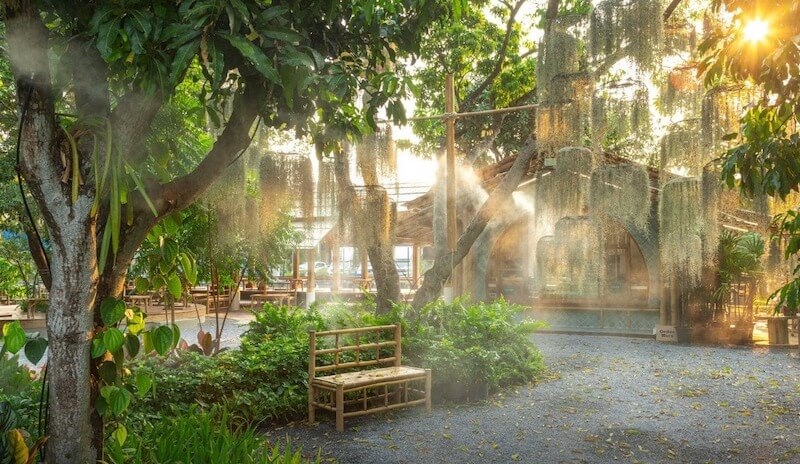 Hệ thống phun sương được tích hợp khéo léo dưới tán cây, tạo hiệu ứng mờ ảo và giảm nhiệt đáng kể vào những khung giờ nắng gắt