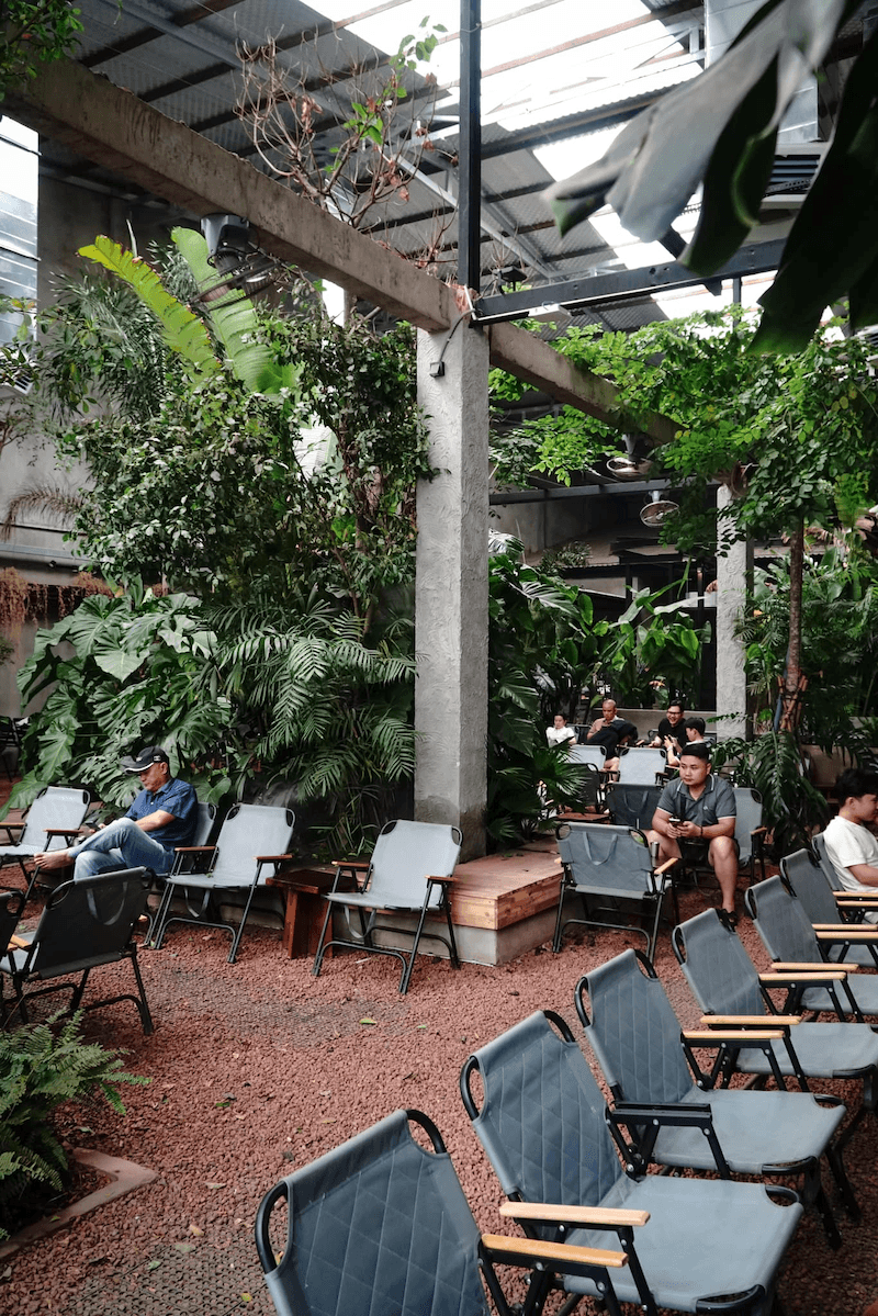 Không gian ưu tiên vật liệu thô như đá, sỏi và gỗ để giữ đúng tinh thần tự nhiên, tránh cảm giác công nghiệp hóa trong thiết kế