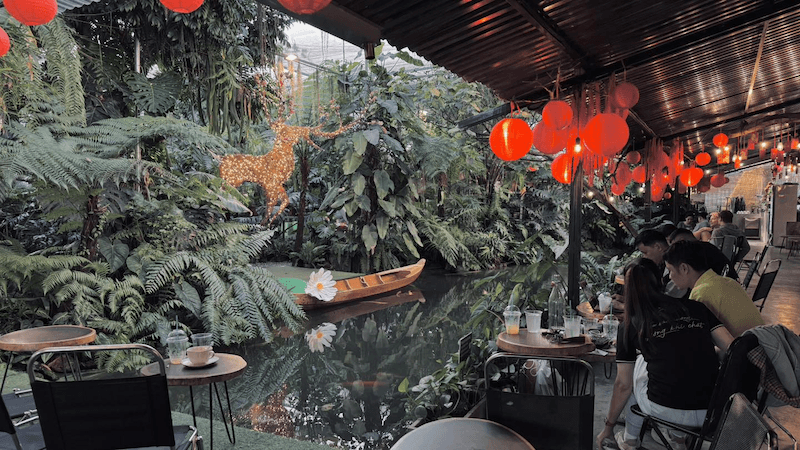 Thiết kế mở giúp tận dụng gió tự nhiên, giảm phụ thuộc vào điều hòa và tối ưu chi phí vận hành dài hạn cho quán