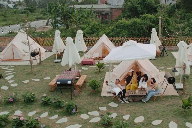 Ánh sáng được thiết kế bằng đèn dây treo cao và đèn lồng nhỏ, tạo bầu không khí ấm áp khi trời bắt đầu tối
