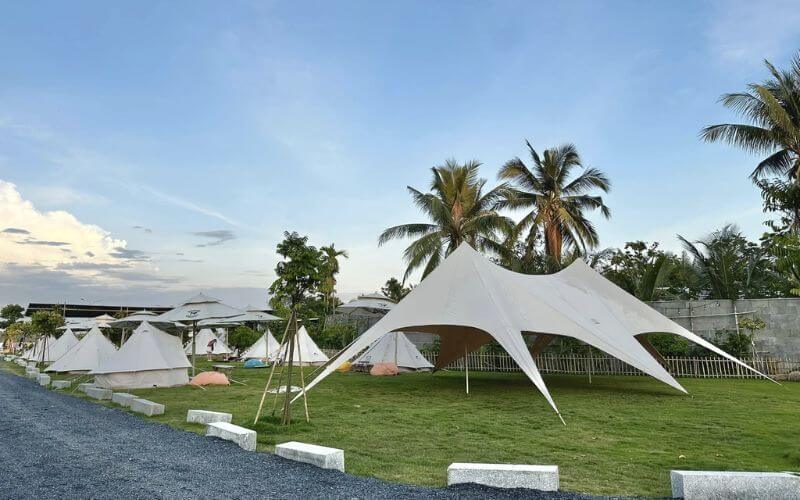 Không gian phù hợp với nhóm khách trẻ, gia đình hoặc các buổi tụ tập bạn bè cần sự thoải mái, không gò bó
