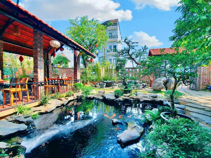 Cây xanh xung quanh hồ được chọn kỹ để vừa tạo bóng mát, vừa không làm rụng lá quá nhiều gây ảnh hưởng đến chất lượng nước