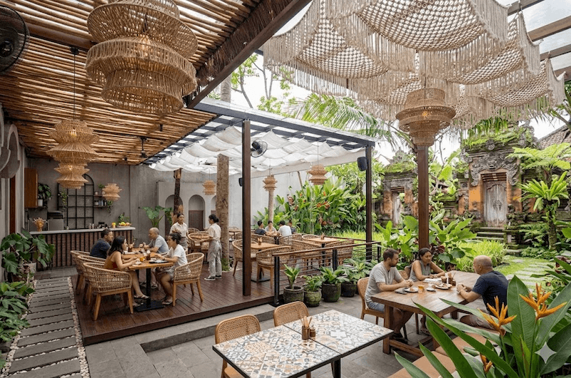 Điểm ấn tượng nhất là sự kết hợp giữa hệ khung sắt đen kiên cố và lớp mái bạt trắng xếp lớp (canopy) uốn lượn mềm mại phía dưới