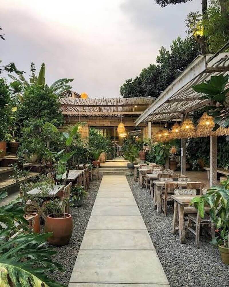 Bảng màu cam đất trắng xanh lá được phối hài hòa giúp quán cafe Tropical Bali Resort vừa ấm áp vừa tươi mát và cực kỳ thu hút thị giác
