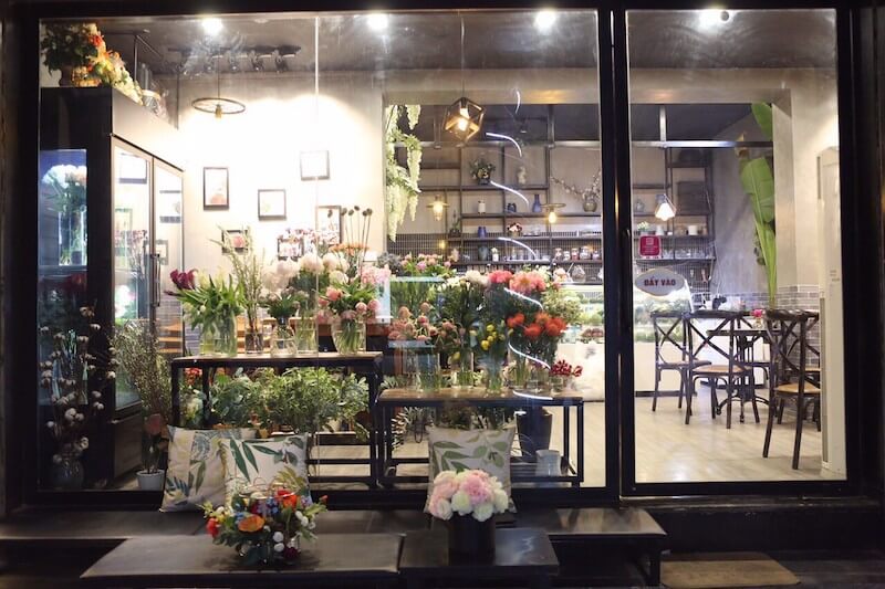 Mở quán cafe hoa giúp tăng doanh thu kép từ đồ uống và hoa tươi, tận dụng khách check-in, tạo thêm nguồn thu từ workshop và mua mang về