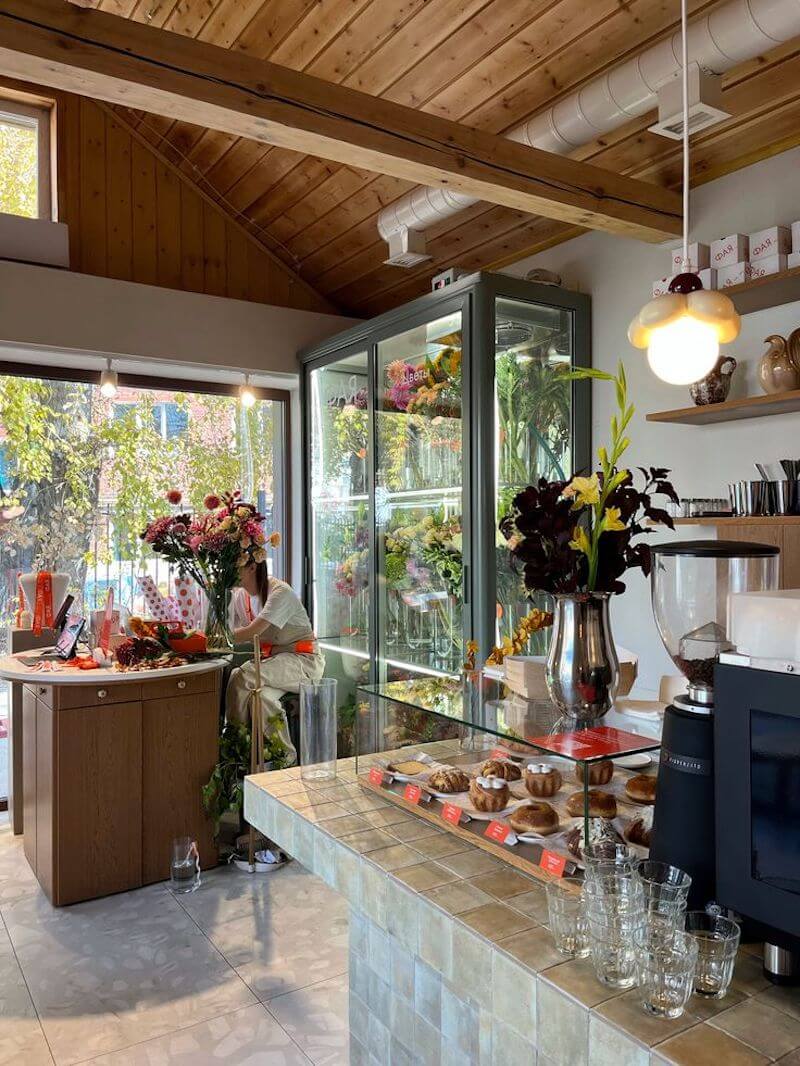 Thiết kế nội thất gây ấn tượng với trần gỗ ấm cúng, kết hợp tủ hoa kính hiện đại và quầy bar lát gạch gốm mộc mạc, đầy tinh tế