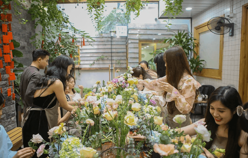 Workshop hoa tại quán cafe ngày càng được ưa chuộng vì mang lại trải nghiệm thư giãn, sáng tạo, dễ chia sẻ mạng xã hội và tạo kết nối cộng đồng tự nhiên