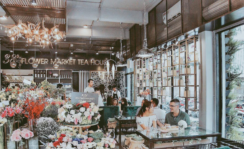 Cần tách biệt quầy hoa và quầy pha chế để đảm bảo vệ sinh an toàn thực phẩm, tránh nước và rác hoa ảnh hưởng đến khu vực đồ uống