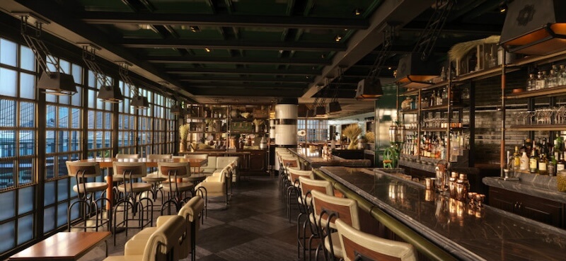 Thiết kế quầy bar Steakhouse ưu tiên những đường nét mạnh mẽ, chắc chắn nhằm phản ánh tinh thần cao cấp và trải nghiệm ẩm thực thượng hạng