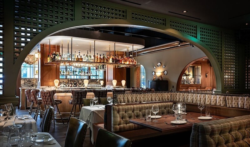 Hệ thống backbar được bố trí khoa học giúp tôn vinh bộ sưu tập rượu vang, whisky và các dòng rượu nhập khẩu giá trị
