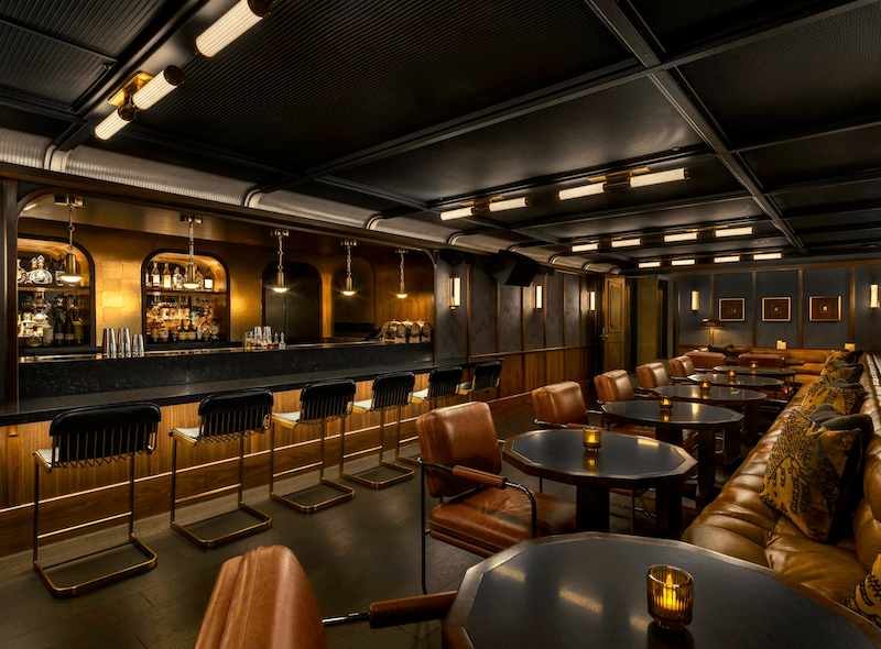 Ghế bar bọc da kết hợp chân kim loại là lựa chọn phổ biến, mang đến vẻ đẹp lịch lãm và cảm giác ngồi thoải mái